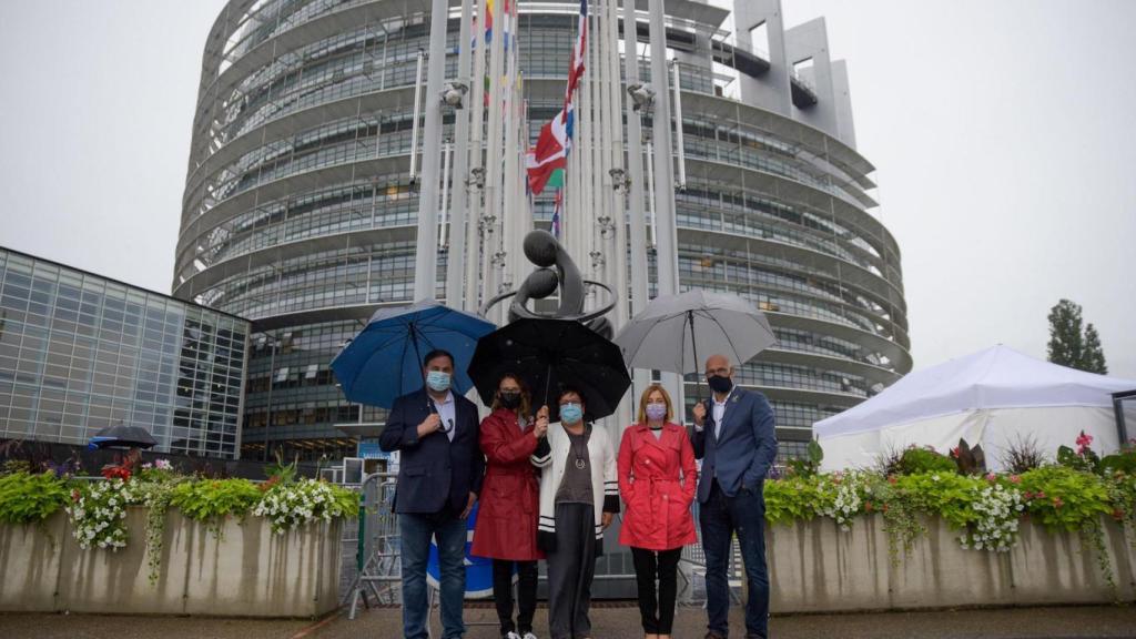 Oriol Junqueras, Meritxell Serret, Dolors Bassa, Carme Forcadell y Raül Romeva, este martes en la sede de la Eurocámara en Estrasburgo