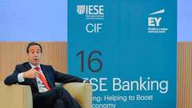 Gonzalo Gortázar, consejero delegado de CaixaBank, durante su intervención en el Encuentro Bancario del IESE.