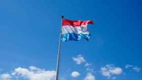 La bandera de Luxemburgo ondeando.
