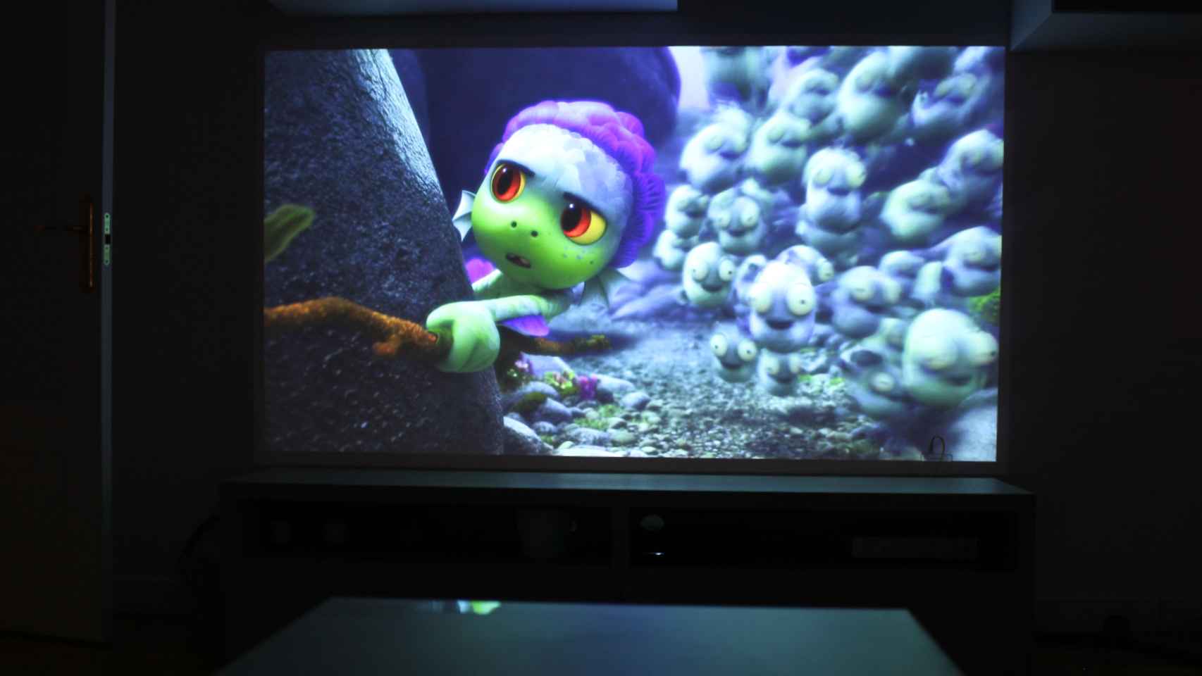 El proyector de LG con la película de Luca.