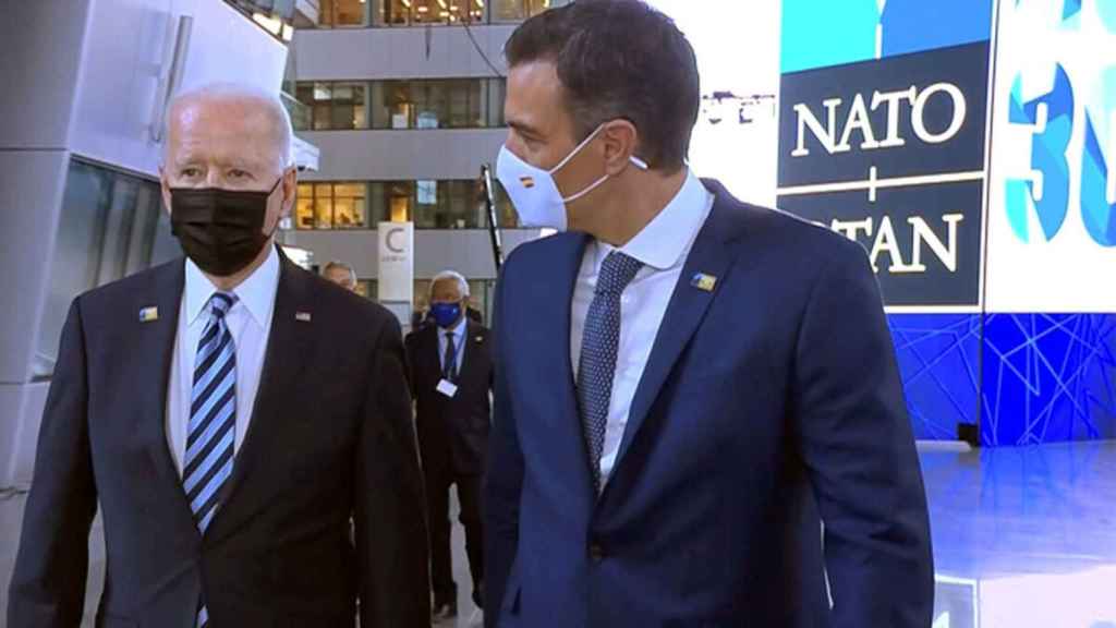 Pedro Sánchez, presidente del Gobierno, y Joe Biden, presidente de EEUU, en la cumbre de la OTAN de Bruselas.