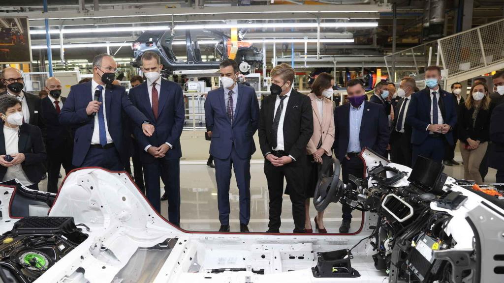 El Rey Felipe y el presidente Sánchez en la fábrica de Seat. E.E.