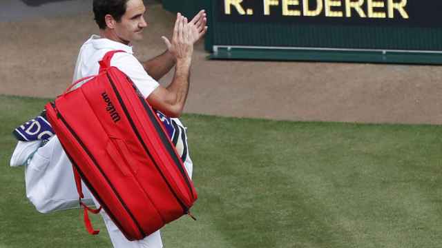 Roger Federer se retira de la pista central de Wimbledon en 2021