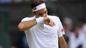 Roger Federer se seca el sudor en Wimbledon 2021