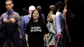 Chitose Abe en la pasarela, tras presentar su colección para la casa de moda Gaultier.