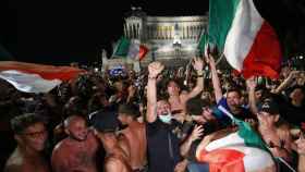 Los aficionados italianos celebran sin distancia ni mascarilla la clasificación para la final de la Eurocopa