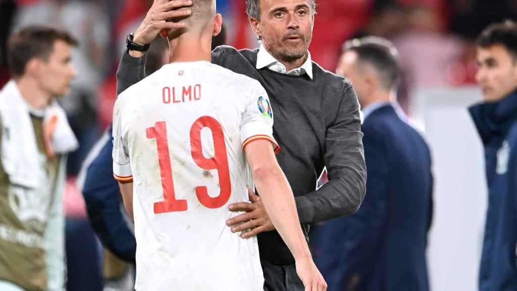 Luis Enrique consolando a Dani Olmo tras el Italia - España