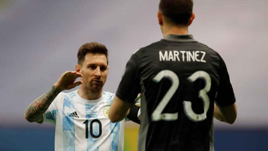 Messi junto a Emiliano Martínez