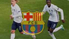 Griezmann y Dembélé, junto al escudo del Barcelona, durante un partido de Francia