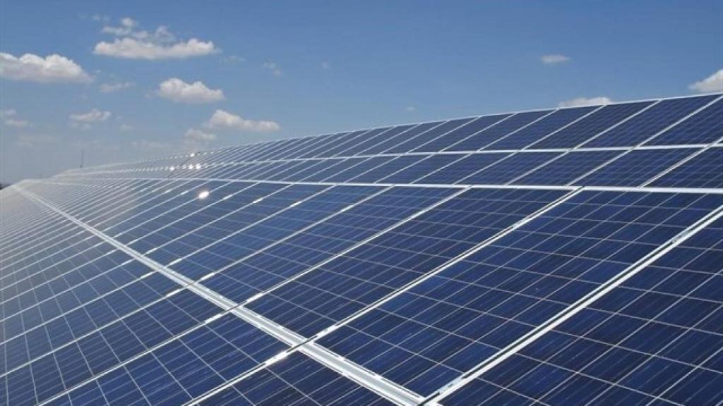 Planta fotovoltaica. Imagen de archivo