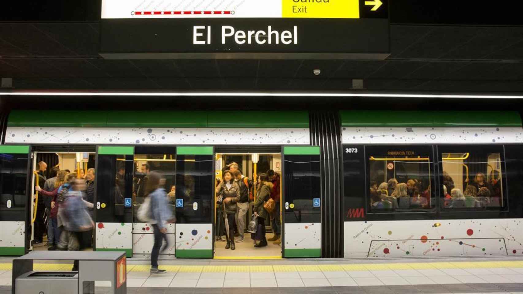 Usuarios del Metro de Málaga.