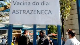 Ciudadanos acuden a un ambulatorio de Sao Paulo para vacunarse contra la Covid-19.