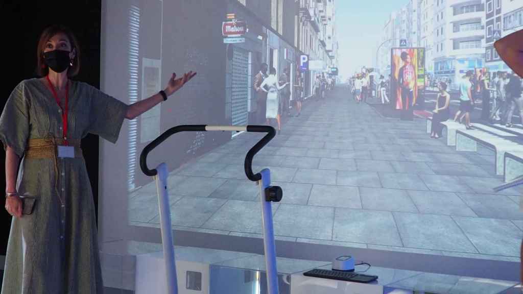 Calle virtual con cinta andadora para que el usuario experimente la publicidad del futuro.