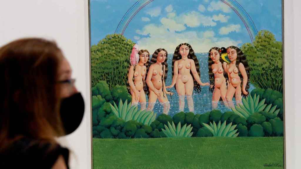 Varias personas observan las obras de la artista Isabel Villar, de la galería F ernández-Braso, este jueves en la 40 edición de ARCO, en Madrid.