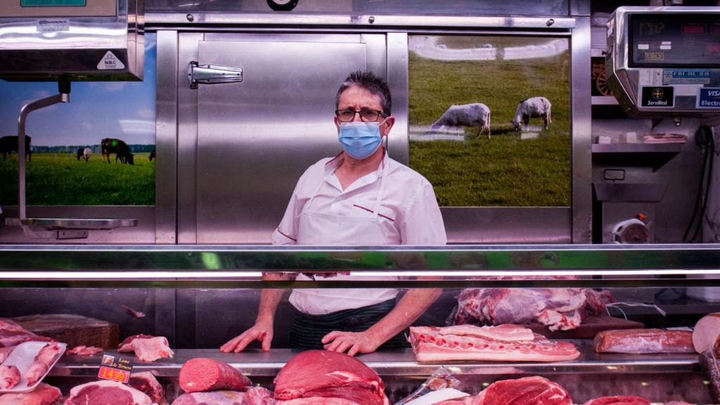 Manolo lleva 30 años vendiendo carne en este mercado.
