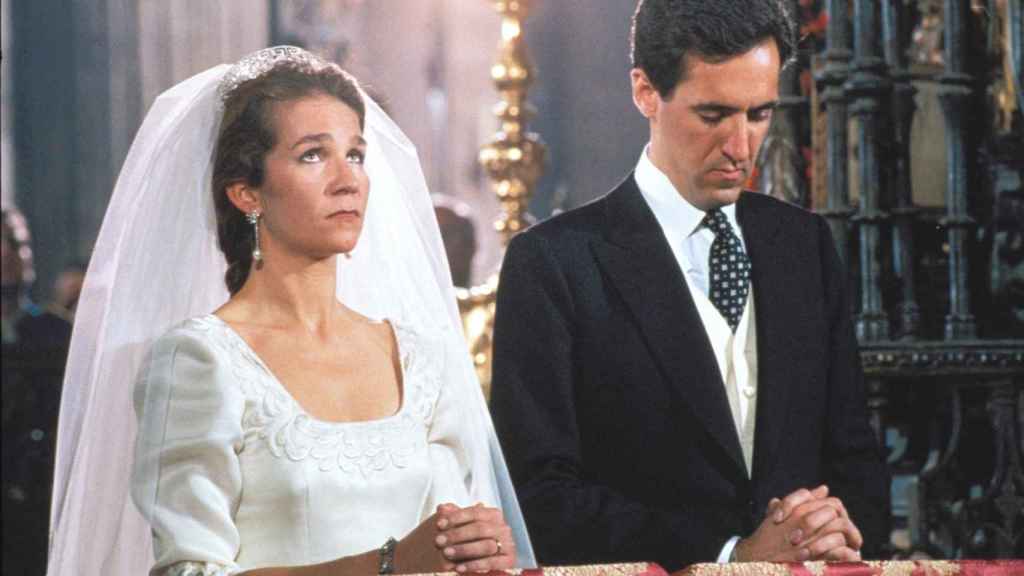 La infanta Elena y Jaime de Marichalar el día de su boda.