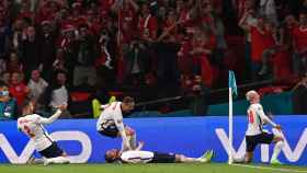 Inglaterra celebrando un gol con la afición de Dinamarca de fondo