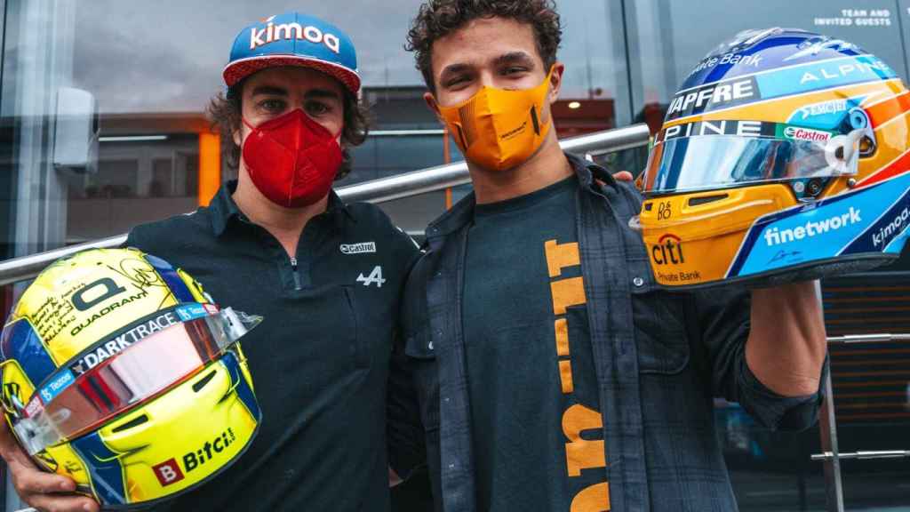Fernando Alonso y Lando Norris intercambian sus cascos