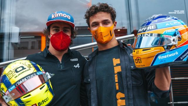 Fernando Alonso y Lando Norris intercambian sus cascos