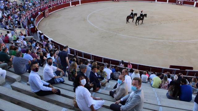 El alcalde de Albacete, Emilio Sáez, y otras autoridades han asistido a la presentación de la nueva adjudicataria de la Plaza de Toros