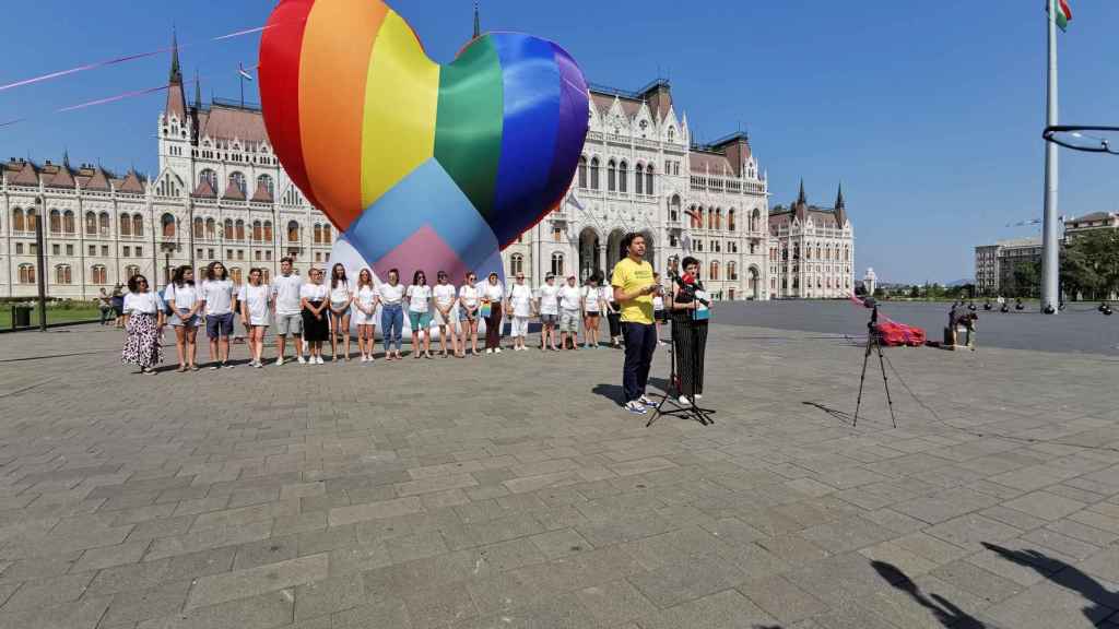 Varias organizaciones han inflado este jueves en Budapest un globo arcoiris para protestar contra la ley húngara.