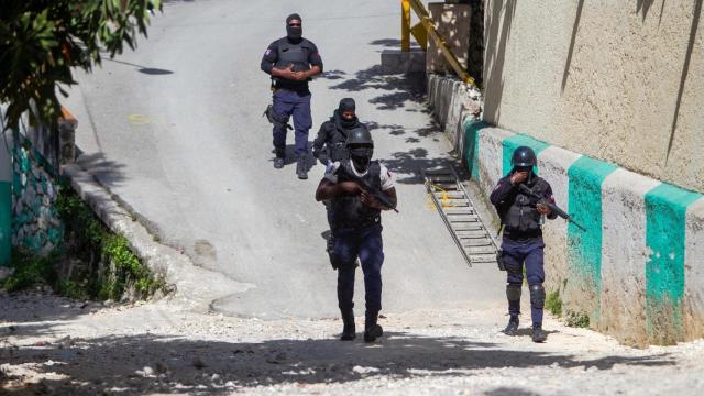 Agentes de policía cerca de la casa de Jovenel Moise, en la que fue asesinado.