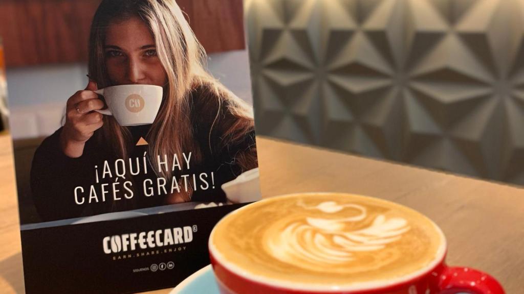 Mesa de una cafetería de la red de locales asociados a Coffeecard.