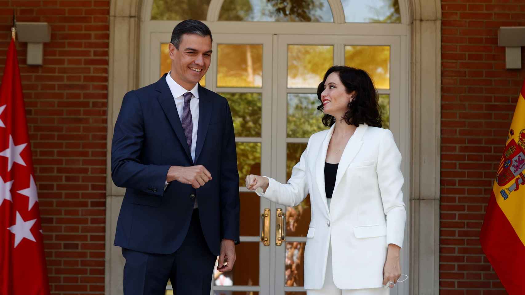 El presidente del Gobierno, Pedro Sánchez recibe a la presidenta de la Comunidad de Madrid, Isabel Díaz Ayuso.
