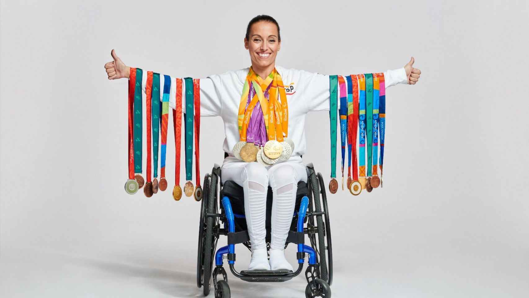 La atleta Teresa Perales, con todas sus medallas olímpicas