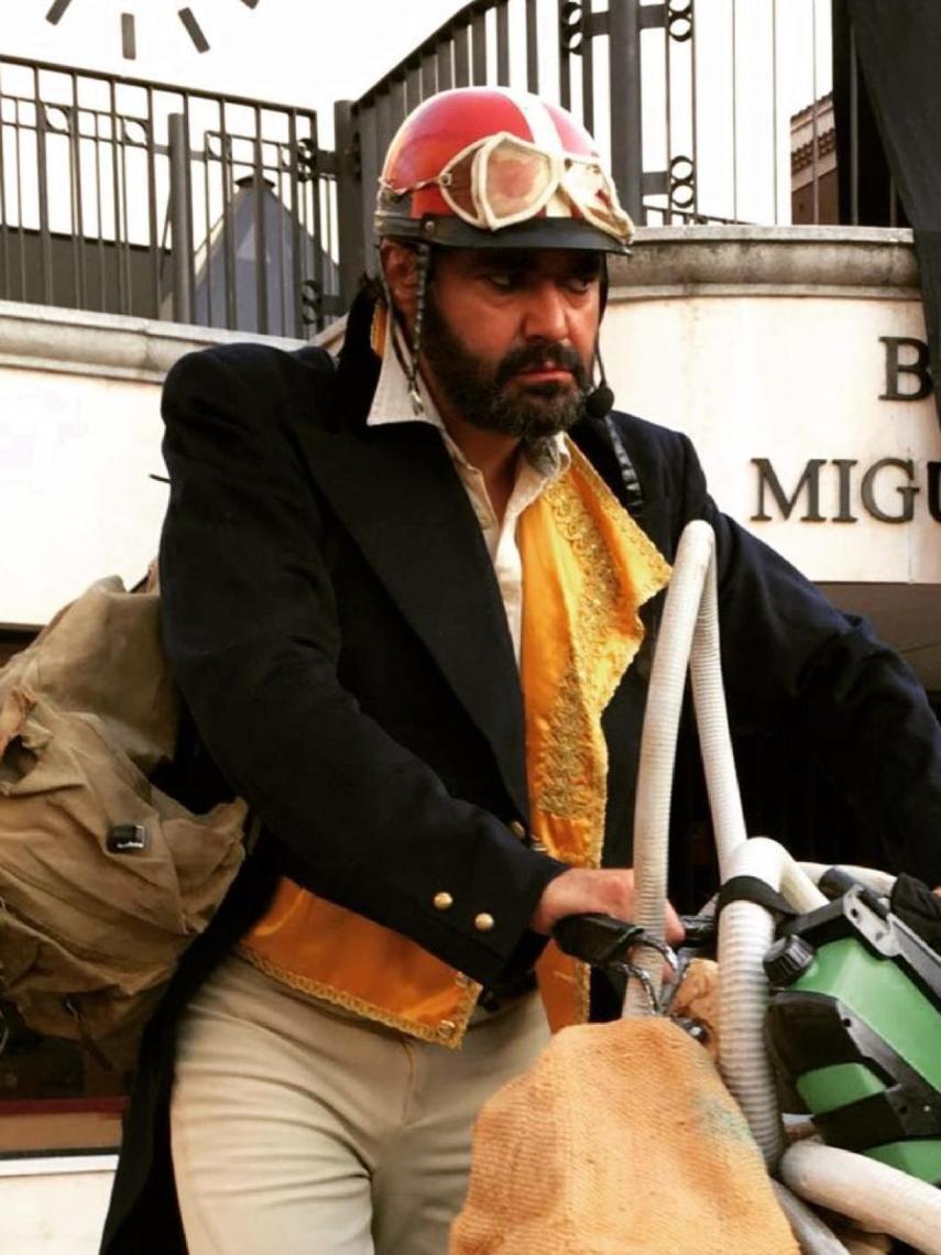 Antonio Pardo caracterizado como el protagonista de la obra teatral 'El profesor Barelis'.