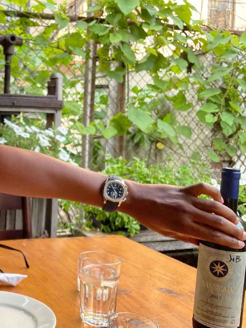 Jay-Z con un reloj de Patek Philippe y una botella de vino italiano de 450 euros.
