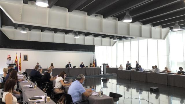 Un momento del pleno extraordinario celebrado en el Centro de Congresos de Elche este viernes.