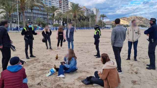 Botellón en una playa de Alicante.