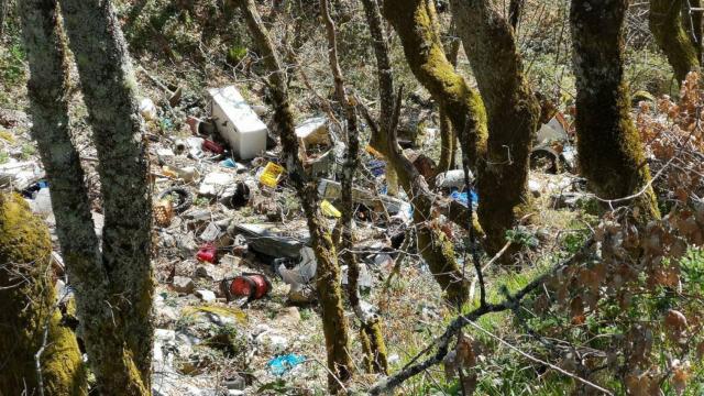 Vertedero ilegal en el arroyo de Pedroso en Palacios del Sil (León).