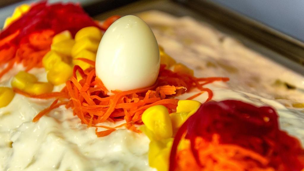 Una ensaladilla con un huevo.