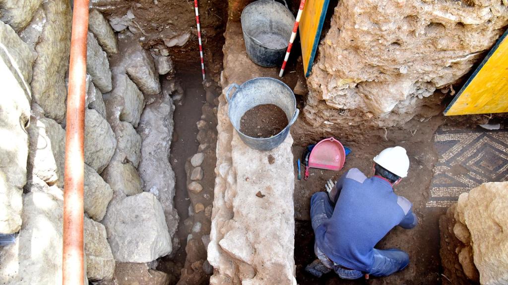 Uno de los arqueólogos, excavando la zona del patio en la que ha aparecido un mosaico.