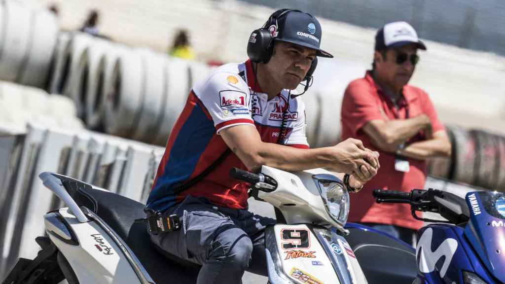 Fonsi Nieto siguiendo un Gran Premio con el equipo Pramac