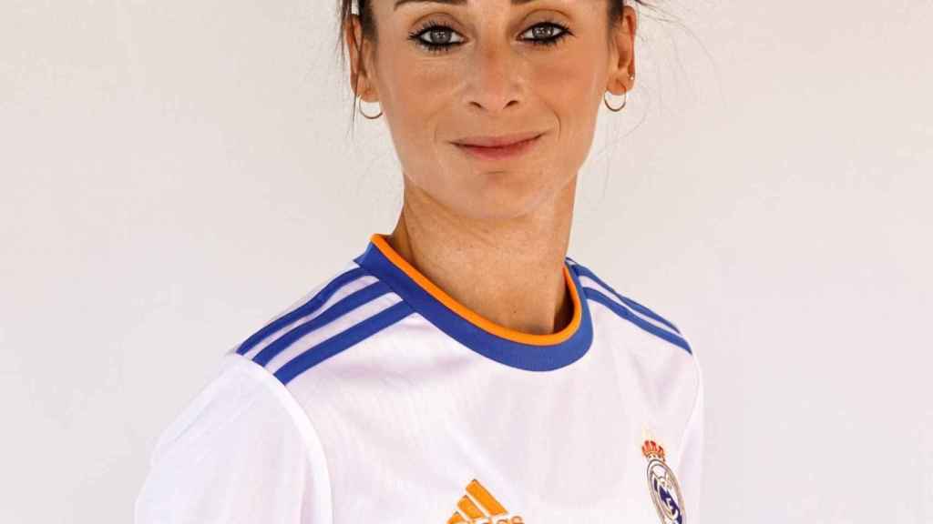 Esther González con la camiseta del Real Madrid Femenino
