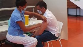 El presidente del Gobierno, Pedro Sánchez, recibe la segunda dosis de la vacuna contra el coronavirus.