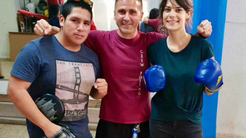 Isa Serra junto al boxeador Julio Rubio (centro), en un gimnasio popular de Madrid.