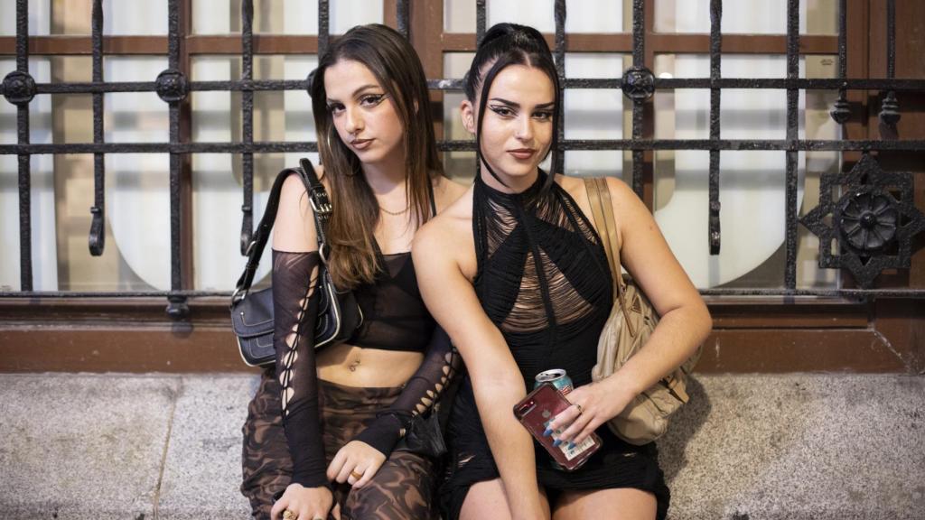 Alba y Laya, dos chicas barcelonesas de 20 años de fiesta en Madrid.