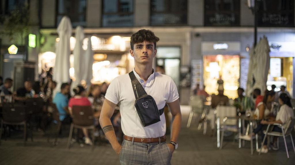 Diego, el único mayor de edad de su grupo de amigos.