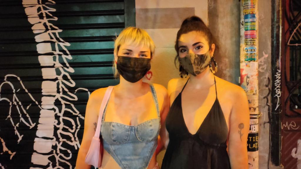 Marta y Bea, dos jóvenes de fiesta por Malasaña.