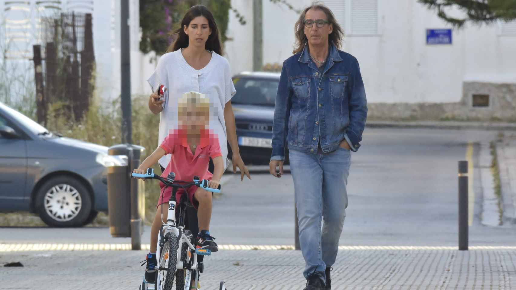 Giorgio Aresu y su hijo en las calles de Ibiza en 2017.