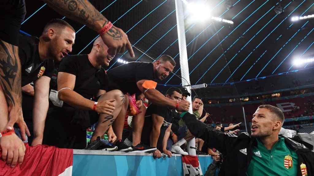 Futbolista de Hungría saluda a la afición de su país
