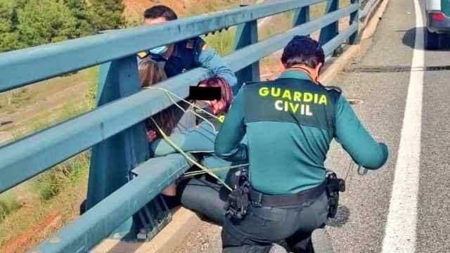 La Guardia Civil evitando el suicidio de una joven entre Linares y La Carolina