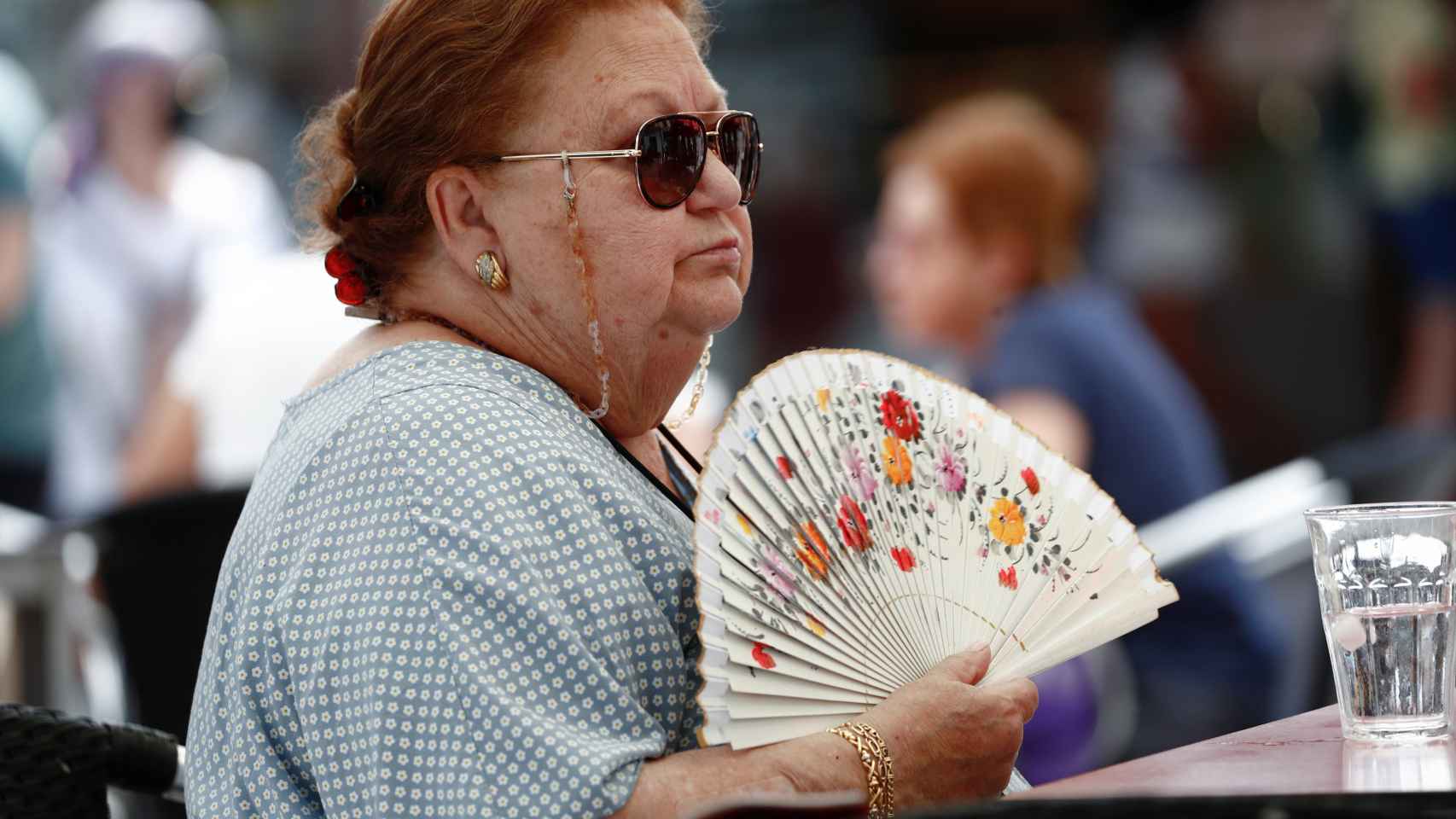 Una mujer con un abanico en Madrid.