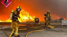 El espectacular incendio se ha originado en una empresa de fábrica de cauchos.