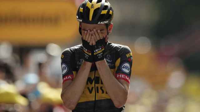 Sepp Kuss celebra la victoria en la etapa 15 del Tour de Francia 2021