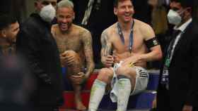 Neymar, sonriendo junto a Messi tras perder la Copa América